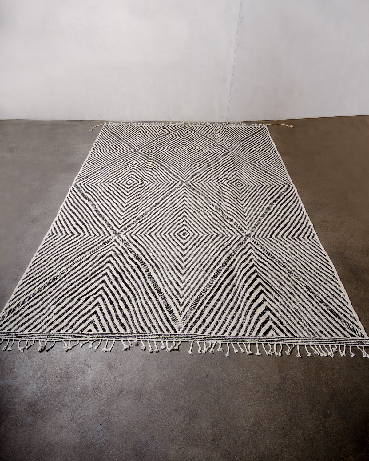 Modern, handcrafted Berber rug from Morocco. Flat-woven Kelim carpet in black and white design. Made of 100% wool.